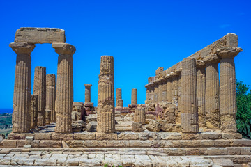 Fototapeta premium Colonnade of Hera (Juno) temple in Agrigento. Sicily, Italy