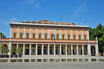 Reggio Emilia, piazza della Vittoria e teatro dell'Opera