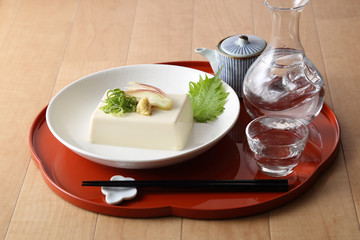 お盆の冷奴と冷酒