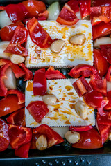 Schafskäse mit Paprika und Knoblauch