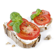 Brot mit Frischkäse und Tomaten