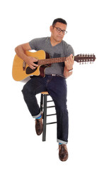 Obraz premium Middle age man playing his guitar.