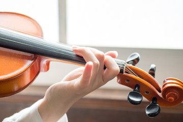 バイオリンを持つ美しい日本人女性