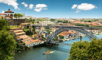 Fototapeta na wymiar Dom Luís I Bridge, Porto, Portugal