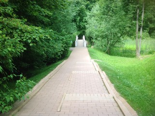 дорога к деревянному мосту в парке © soniaforyou