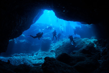 Fototapeta na wymiar Cave diving