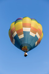 Naklejka premium Colorful hot air balloon on blue sky