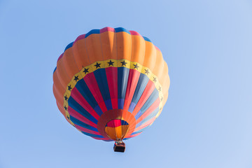 Naklejka premium Colorful hot air balloon on blue sky