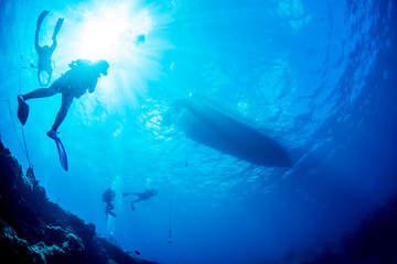 Boat diving