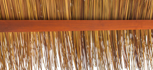 dessous de toiture en paille synth&eacute;tique 