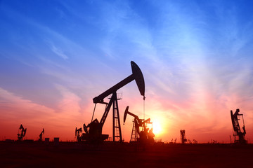 Is work of pumping unit, under the setting sun