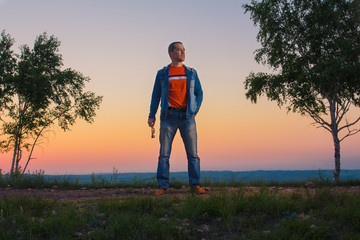 Sunrise. The man sits on the mountain at sunrise. Восход солнца. Мужчина сидит на горе на восходе солнца.

