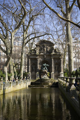 Fototapeta na wymiar Fountain in Paris, France