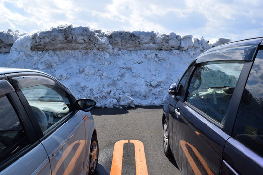 雪国の駐車場 ／ 豪雪地帯の山形県で、降雪後に除雪した駐車場を撮影した写真です。