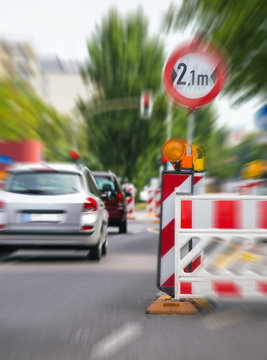Verkehrseinschränkungen an einer Baustelle behindern den Berufsverkehr