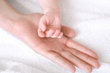 Obraz na płótnie Canvas Child and female hand, closeup