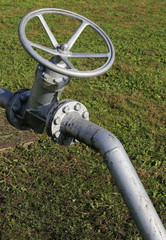 valve for shutting off the pipe with swivel maneuver to a circul