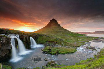 Fototapeta premium Zadziwiający zmierzch wierzchołek siklawa Kirkjufellsfoss z Kirkjufell górą w tle na północnym wybrzeżu Iceland półwysep Snaefellsnes brać biel długa prędkość migawki.