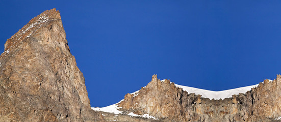 Website banner of a snowy mountain top