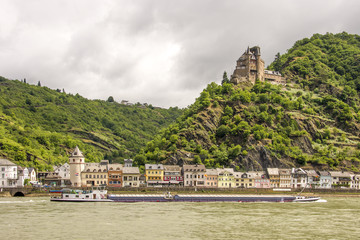 Frachtschiff auf dem Rhein bei Burg Katz und St. Goarshausen