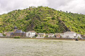Fototapeta na wymiar Blick auf die Loreleystadt St. Goarshausen am Ufer der Rheins