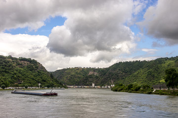 Ein Frachtschiff fährt über den Rhein bei St. Goarshausen