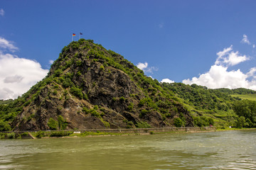 Der Loreleyfelsen thront majestisch am Rhein-Ufer