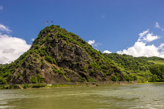Der Loreleyfelsen thront majestisch am Rhein-Ufer