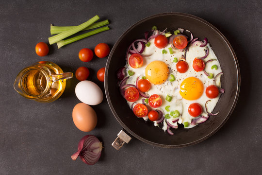 Fried eggs with vegetables