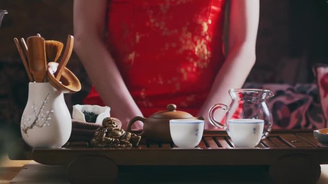 Девушка проводит чайную церемонию