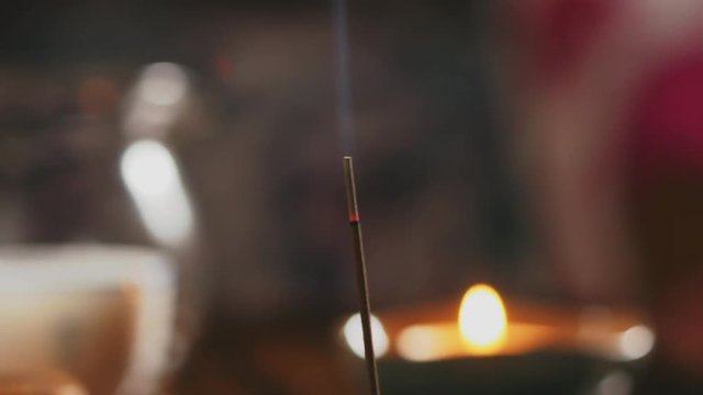 Девушка проводит чайную церемонию