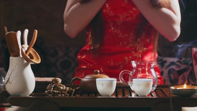 Девушка проводит чайную церемонию