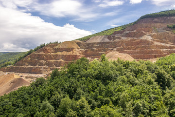 Steinbruch am Hang zwischen W&auml;ldern
