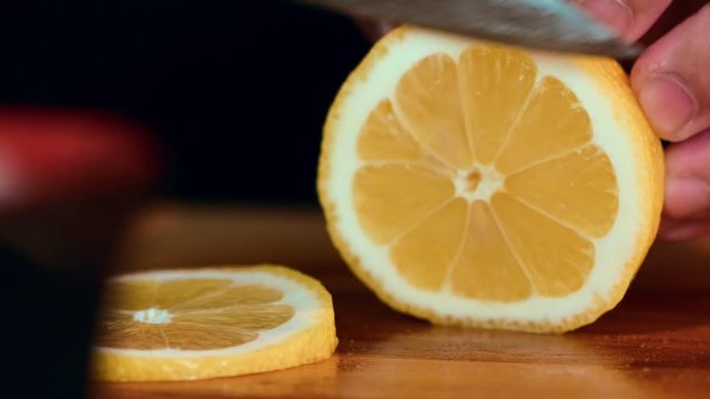 Девушка готовит суши