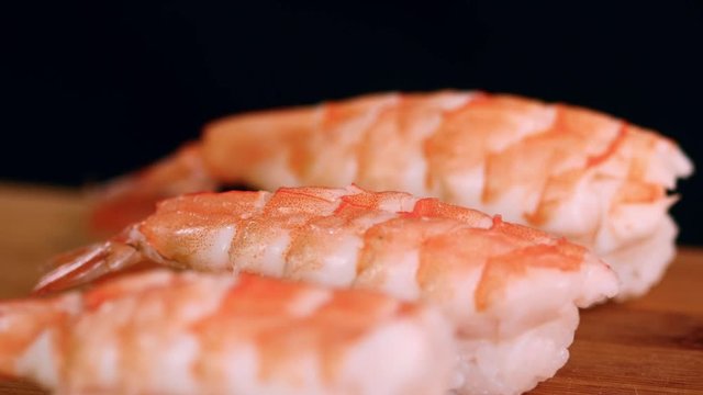 Девушка готовит суши