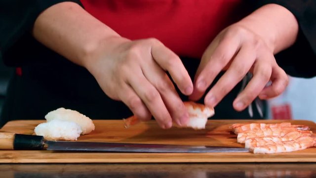 Девушка готовит суши