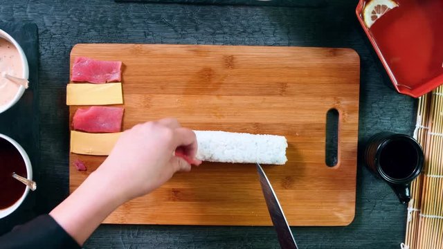 Девушка готовит суши