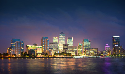 Fototapeta premium LONDON, UK - OCTOBER 17, 2014: Canary Wharf business and banking aria and first night lights