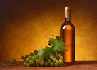 vino bianco e grappolo di uva