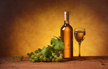 vino bianco e grappolo di uva