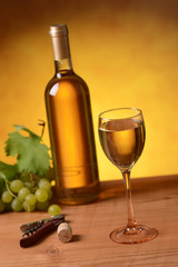 vino bianco e grappolo di uva