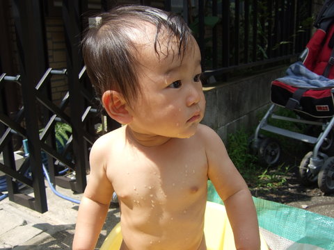  水遊び 裸 水浴び 水遊び プール 裸 赤ちゃん 夏 夏休み Stock Photo | Adobe Stock