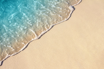 Sanfte Meereswelle am Sandstrand © Oleandra9