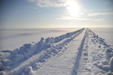 北海道の雪原／北国の冬。大雪で埋まった畑は一面、地平線の見える雪原と変わる