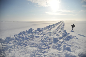 北海道の雪原／北国の冬。大雪で埋まった畑は一面、地平線の見える雪原と変わる