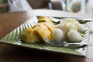 ripe mango with sticky rice