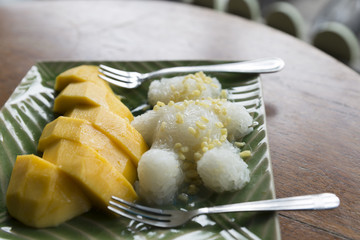 ripe mango with sticky rice
