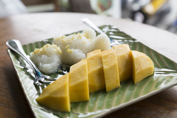 ripe mango with sticky rice