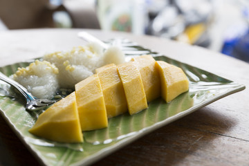 ripe mango with sticky rice