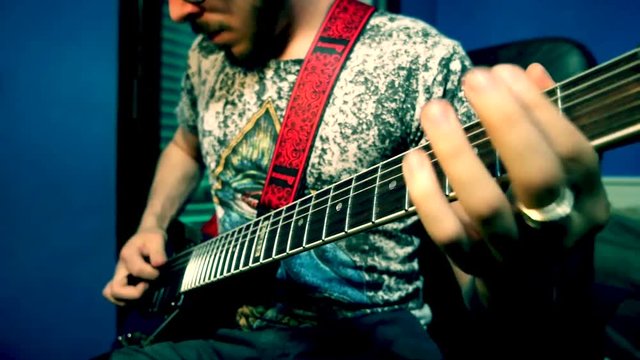 musicista che suona chitarra elettrica